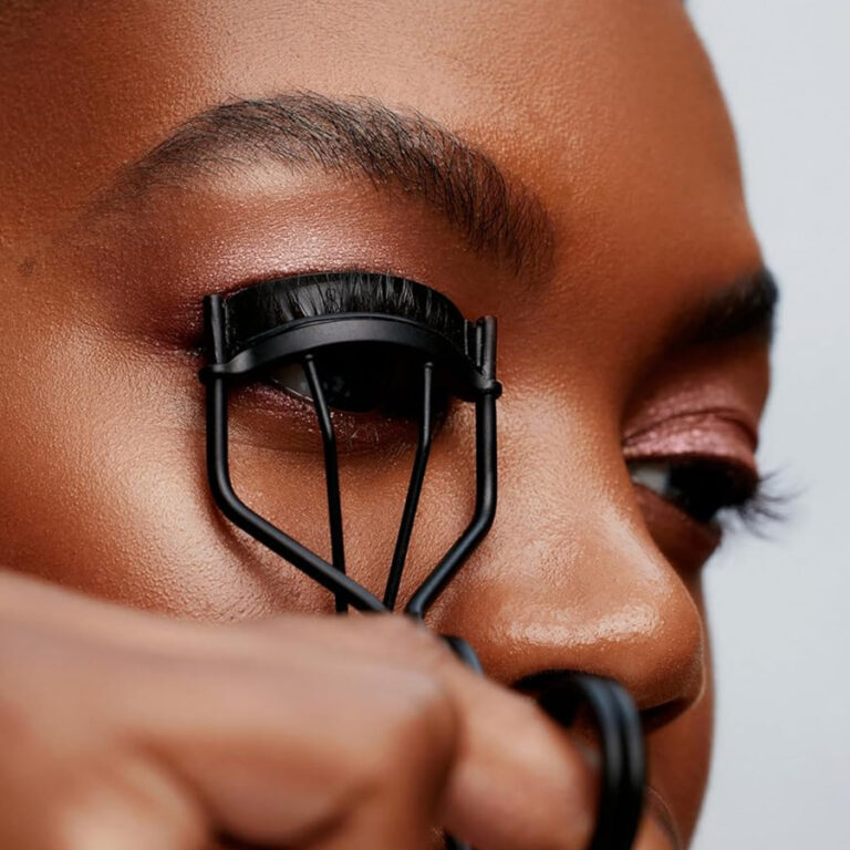 Magic Moment With Eyelash Curler: Eye Makeup Tricks Hidden in The Details