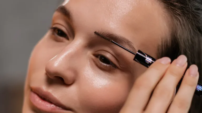 A portable eyebrow trimmer that combines style and function