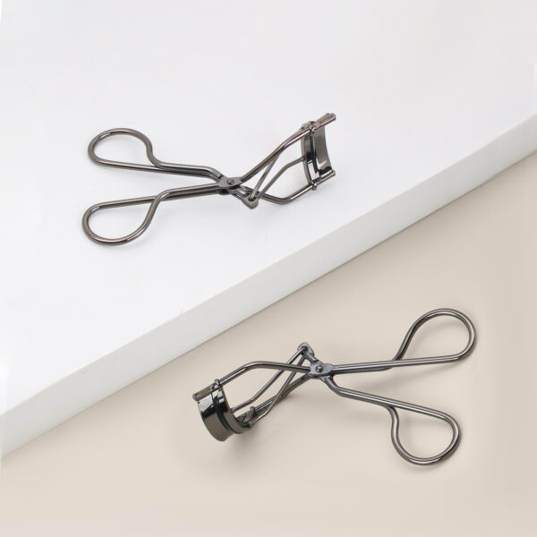 Electroplated Black Metal Eyelash Curler - Image 2