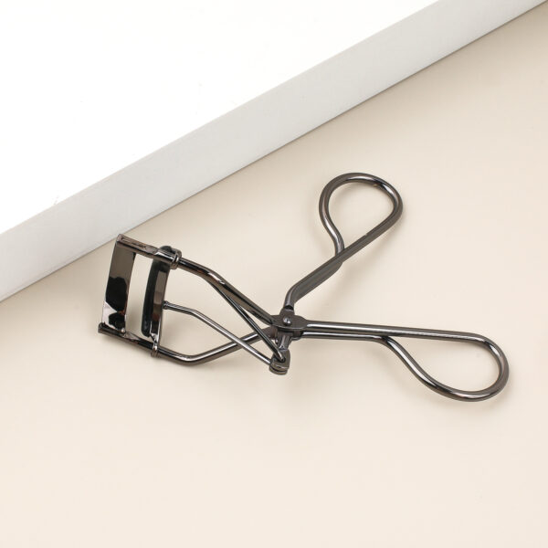 Electroplated Black Metal Eyelash Curler - Image 4